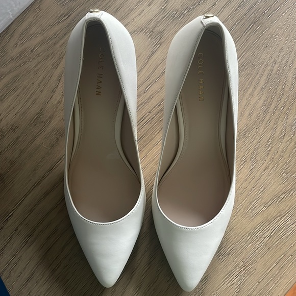 Like New - Cole Haan Gemma Logo Pump in Ivory Leather - Picture 6 of 13
